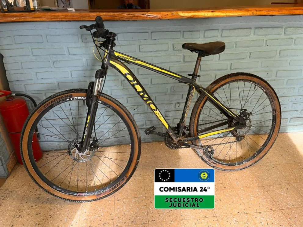 Durante el operativo, la policía secuestro la bicicleta que estaría vinculada a la causa por amenazas. Foto: Policía de Río Negro.