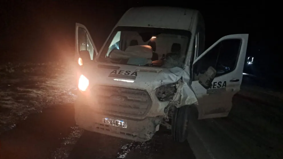 La moto impactó de frente contra el vehículo de transporte de personal de la empresa AESA. Foto: gentileza Policía de Río Negro.