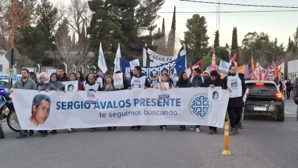 Sergio Ávalos era oriundo de Picún Leufú y cursaba el primer año de la carrera de Contador Público en la UNCo. Foto archivo marcha en la UNCo 2025