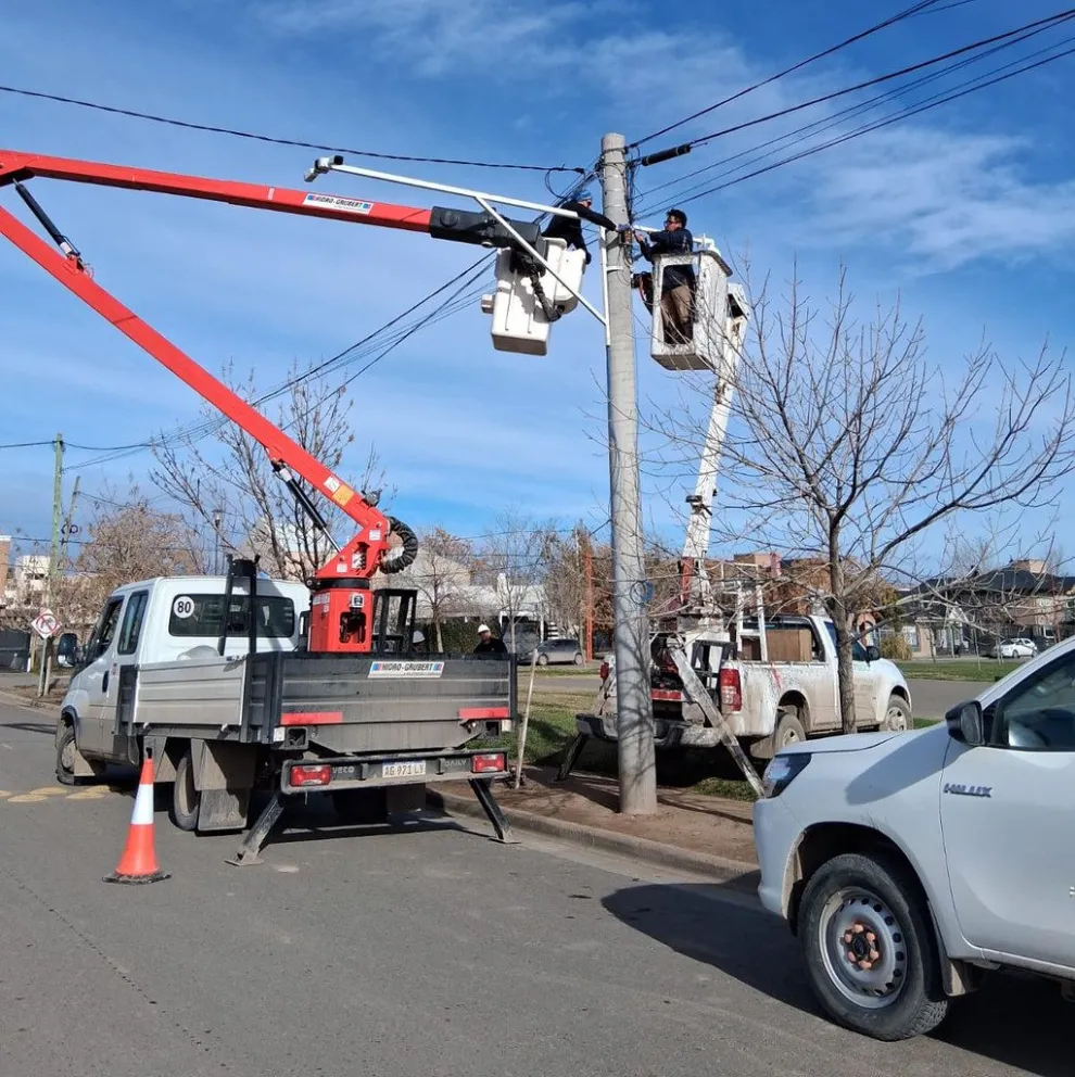 Los operarios municipales fijaron los nuevos domos de visualización en la plaza del barrio Jorge Newbery/ imagen gentileza
