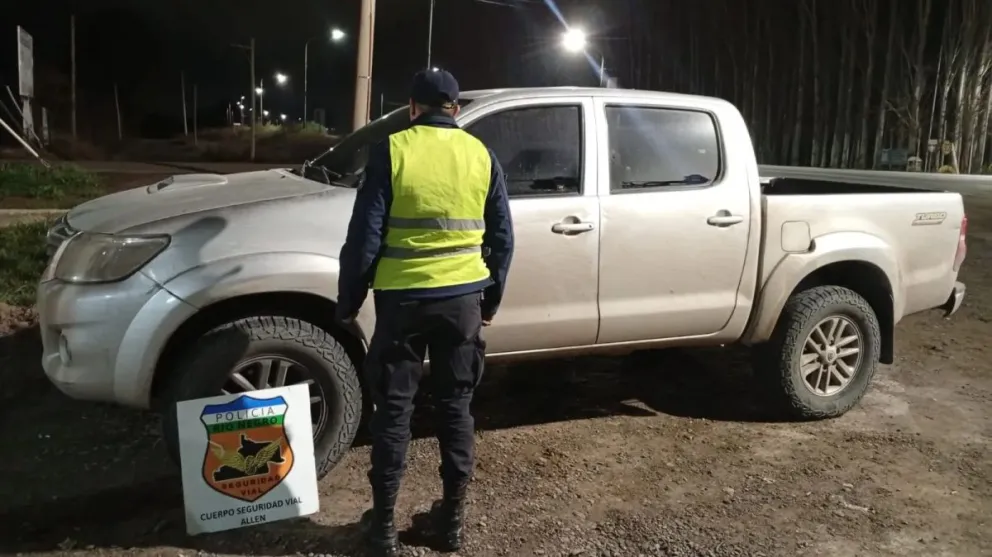 La Toyota Hilux tenía un pedido de secuestro pendiente desde septiembre de 2018. Foto: Policía de Río Negro.