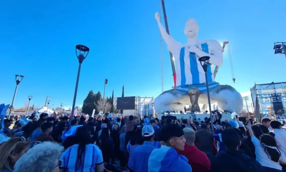 La gigantesca estructura de 26 metros de altura resalta sobre el paisaje de la Ruta 22 / imagen gentileza