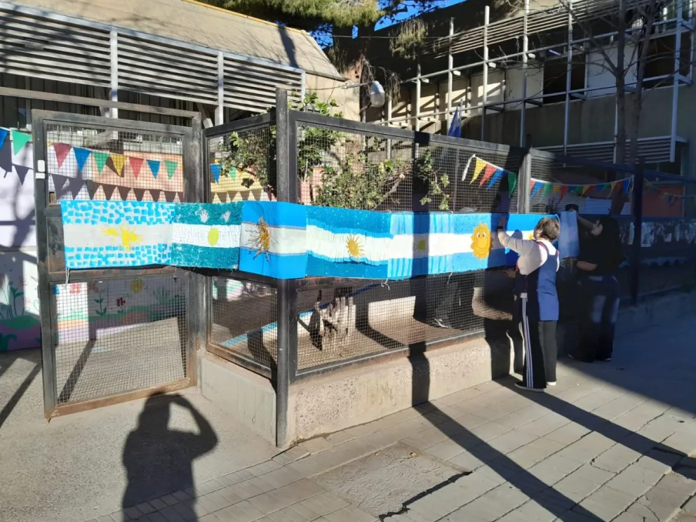 La bandera había sido elaborada en forma comunitaria para conmemorar el Día de la Bandera y embellecer el Jardín 117. Foto gentileza