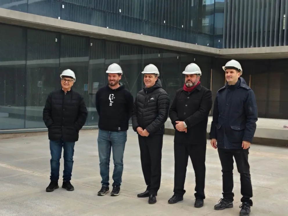 Referentes de la constructora, el intendente Buteler y el vocal Cesi, efectuaron una recorrida por la obra. Hubo un rediseño en función de los cambios en la forma de trabajo de la justicia. Foto: Cipo360.