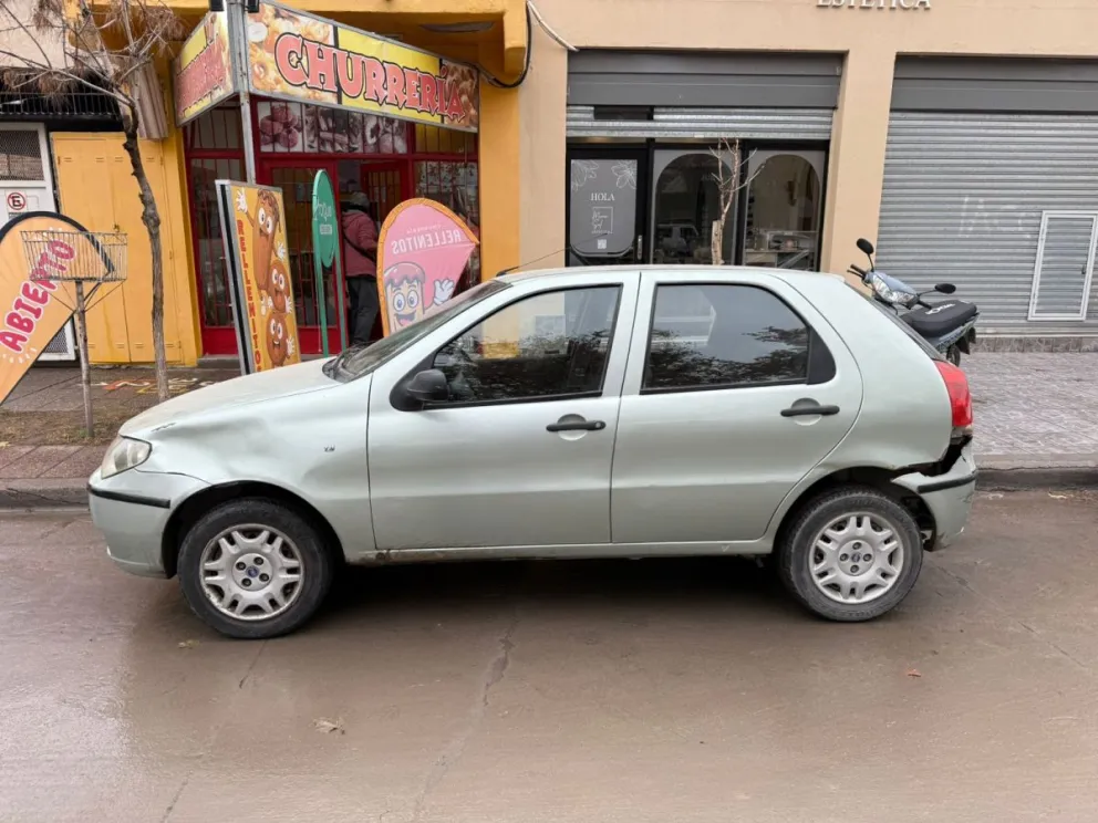 El auto fue robado el lunes feriado cuando los abuelos estaban por subir. Foto gentileza 
