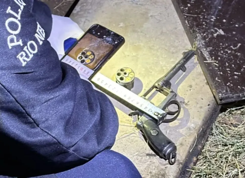 El personal policial incautó el revólver calibre 32 que el detenido descartó/ imagen gentileza