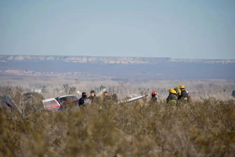 La aeronave descendió en un sector rural ubicado en las inmediaciones del aeropuerto de Roca luego de que el piloto detectara una falla en el motor. Foto: Bomberos Voluntarios Roca.