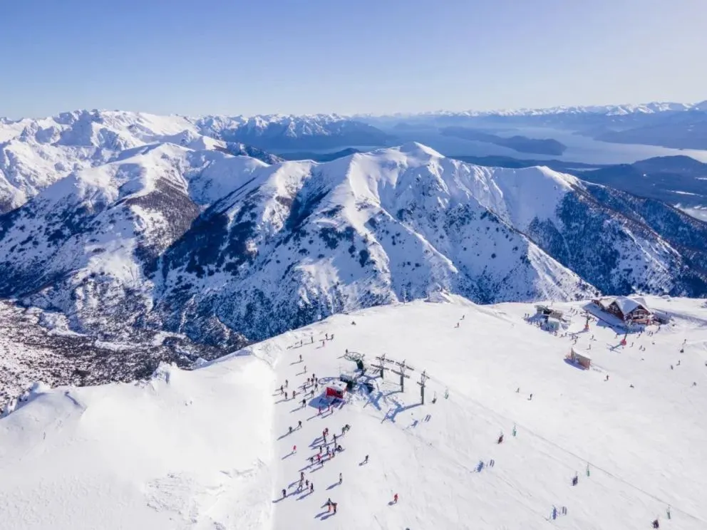 Con nuevas inversiones en infraestructura y tecnología, Cerro Catedral y Laderas Cerro Perito Moreno se preparan para recibir una nueva temporada de nieve. Foto gentileza