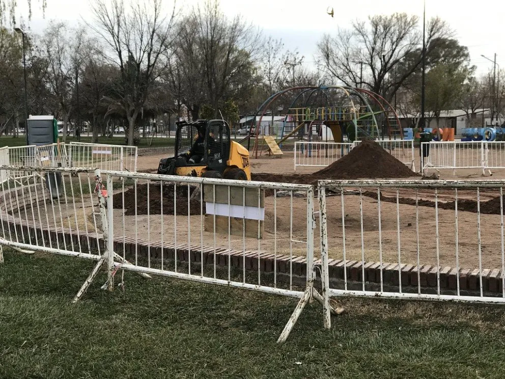 Los trabajos comenzaron con el retiro de los viejos juegos y el acondicionamiento del piso. Foto: Prensa Municipal. 