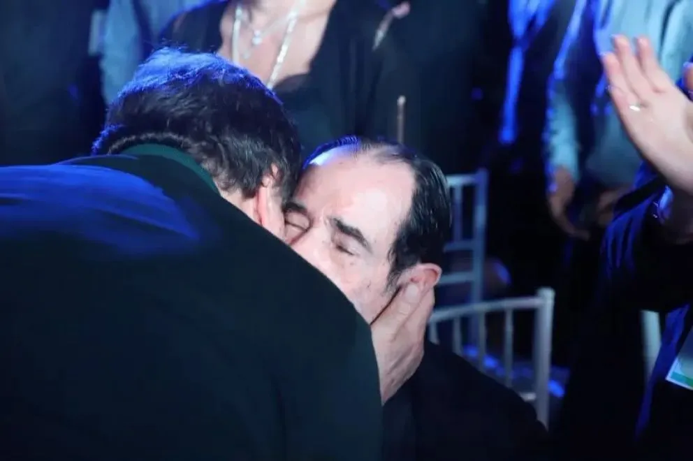 El gobernador Alberto Weretilneck envió un cálido saludo a todos los padres de Río Negro. Foto Facebook. 
El gobernador Alberto Weretilneck envió un cálido saludo a todos los padres de Río Negro. Foto Facebook.