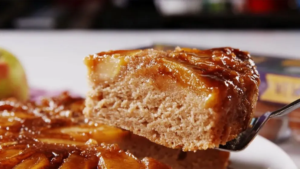 Hacé una torta invertida de manzanas y caramelo en simples pasos.