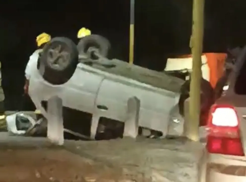 Personal de Bomberos Voluntarios y de salud trabajaron de urgencia en el cruce / imagen gentileza