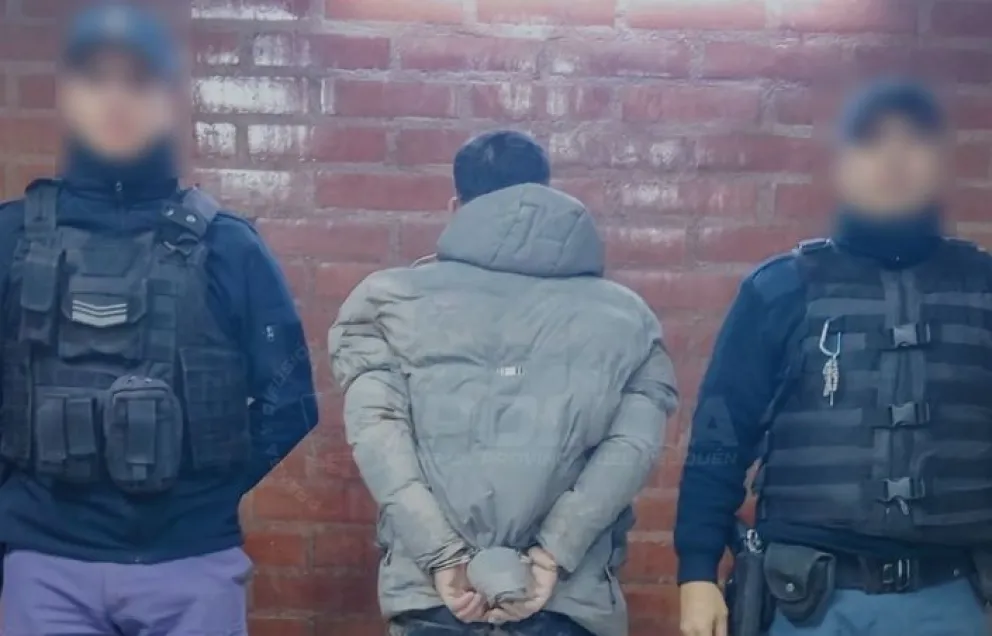 El sujeto es reclamado por la justicia de Chile, donde fue condenado a 20 años de prisión. Foto: Policía de Neuquén.