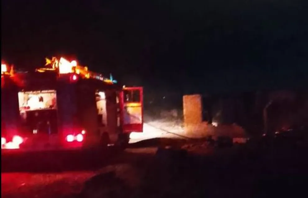 El fuego arrasó la precaria vivienda en El Arroyón; los bomberos no pudieron contener el avance de las llamas. Foto: gentileza Miguel Parra.