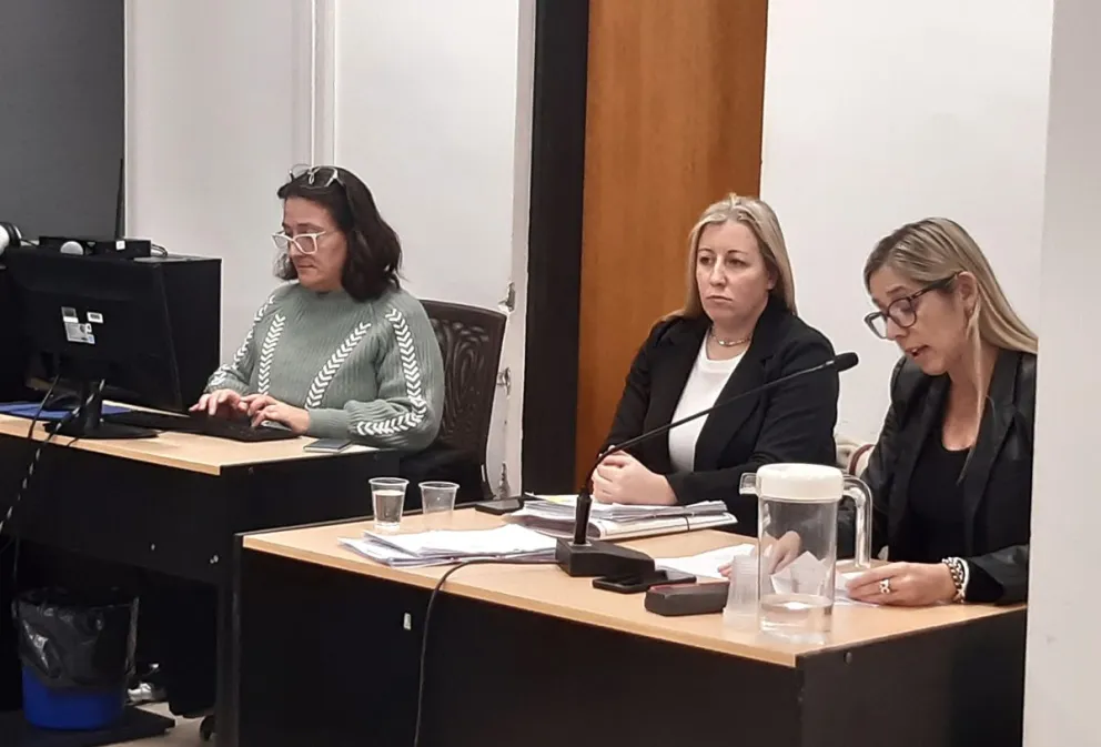 La fiscal de turno y la fiscal adjunta, Alejandra Altamira y Florencia Piantoni imputaron al hombre por el delito de resistencia a la autoridad. Foto Ministerio Público Fiscal