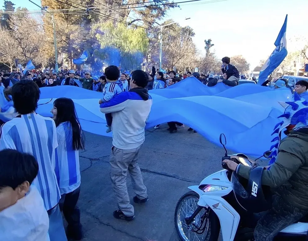 Cientos de cipoleños salieron a las calles céntricas a celebrar los dos goles de Messi / imagen cipo360
