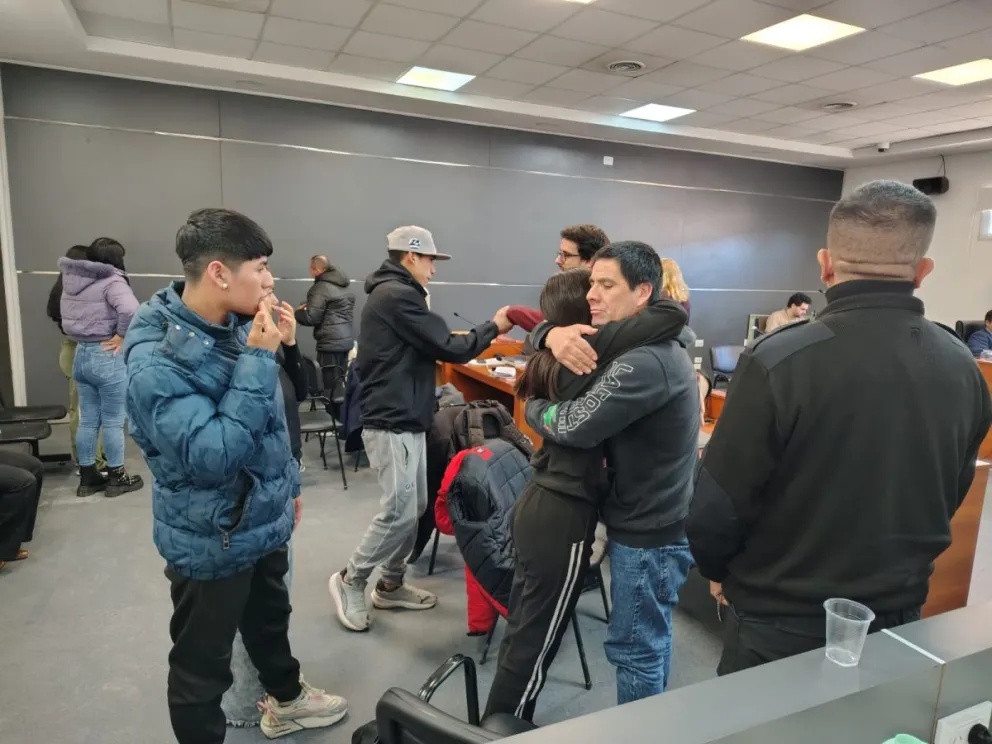 Terminó la audiencia con la presentación de testigos. Lagos se saludó con sus hijos y luego retornó al Penal 5, donde continuará alojado hasta la terminación del juicio. Foto: Cipo360.