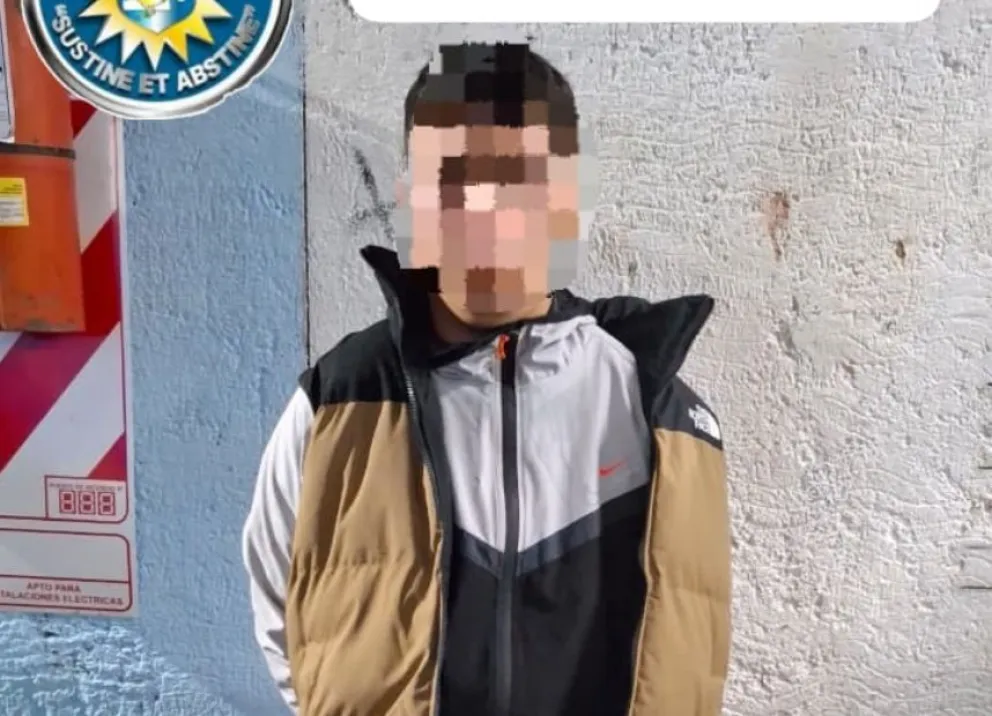 El delincuente fue detenido junto a un cómplice menor de edad, en la esquina de España e Ituzaingó. Foto: Policía de Río Negro.
