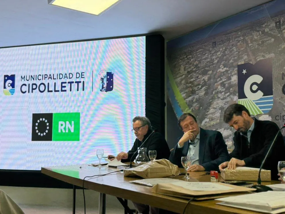 El intendente Buteler y el gobernador Weretilneck encabezaron el acto de apertura de sobres. Hubo cinco empresas interesadas en realizar la obra. Foto: Prensa Municipal.