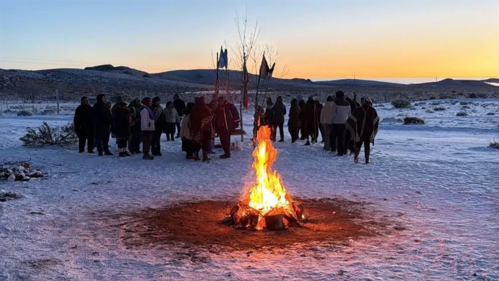 Organizada por el Lof Ce Kume Mapu y en articulación con la Escuela Hogar 151, la comunidad recibió el nuevo ciclo con rogativas al amanecer. (Foto: gentileza)