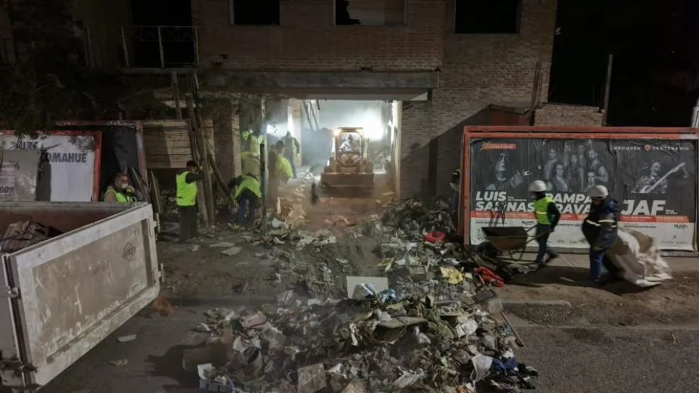 Un equipo de 60 empleados municipales, palas cargadoras y camiones estuvo trabajando durante dos jornadas para limpiar el lugar. Foto: Prensa Municipal. 