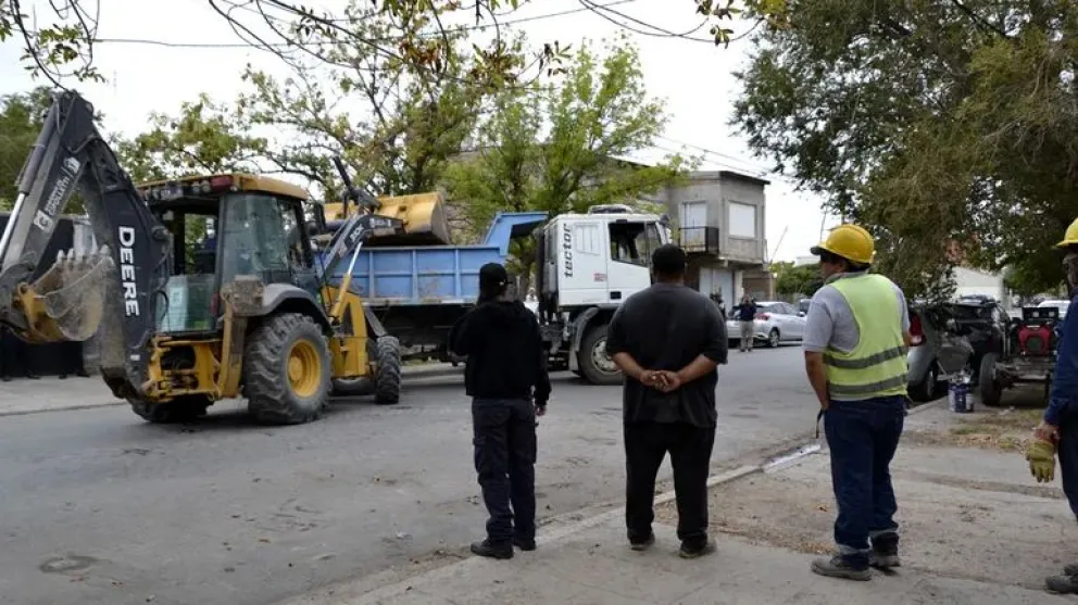 Los equipos viales fueron retenidos por la municipalidad por violación a la ordenanza sobre demoliciones. Foto: archivo.