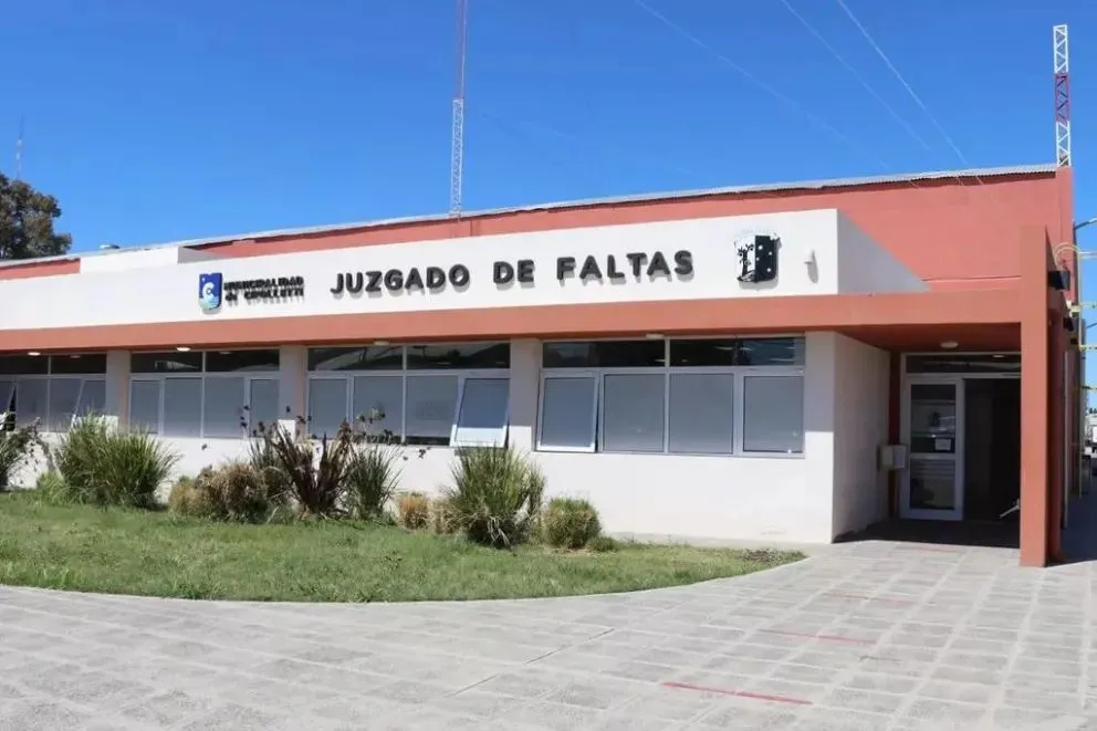 Los equipos viales fueron retenidos por la municipalidad por violación a la ordenanza sobre demoliciones. Foto: archivo.