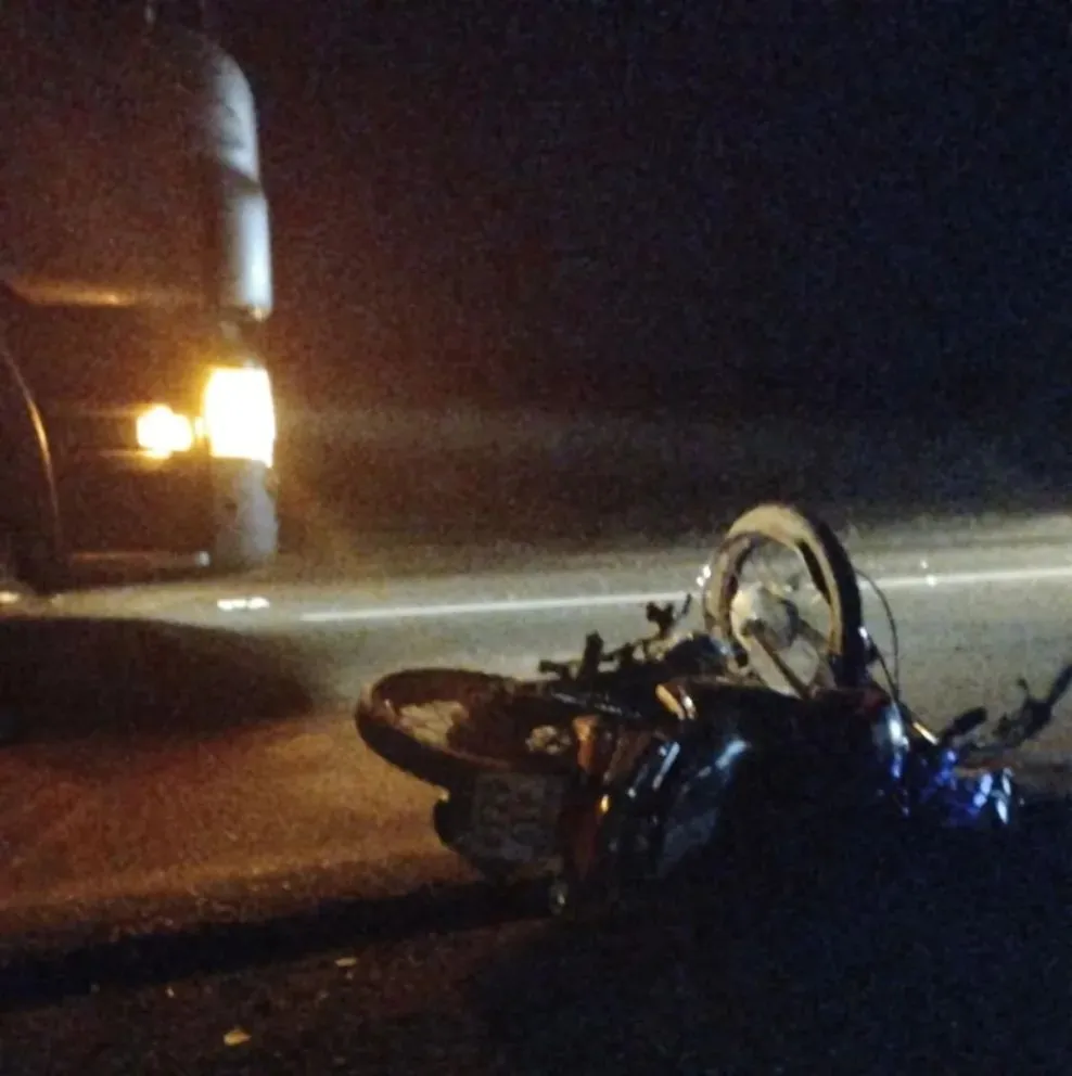 Siniestro vial en el kilómetro 1030 de la Ruta Nacional 22, a la altura de Coronel Belisle. Trabajan equipos de emergencia y seguridad. Foto: gentileza.