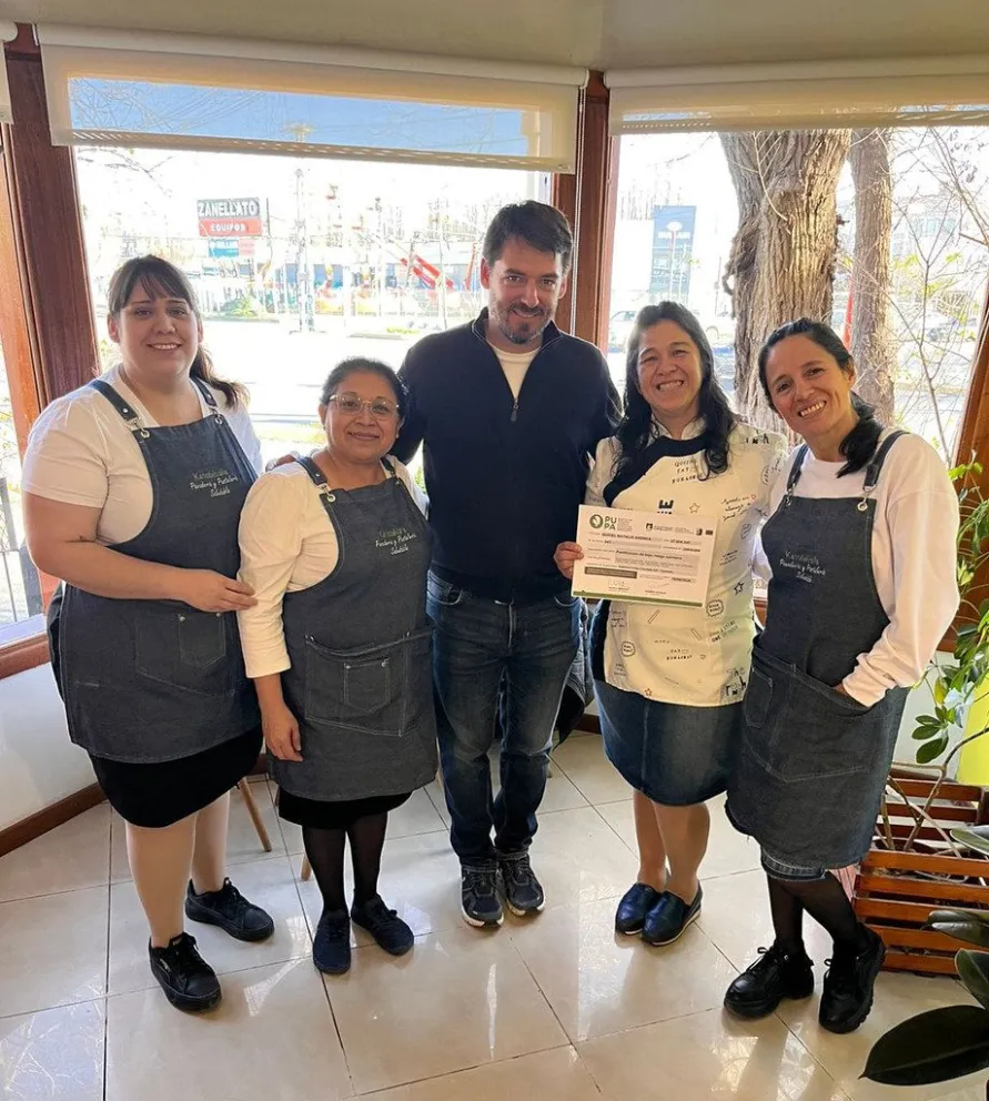 El intendente Rodrigo Buteler entregó el certificado a la titular del emprendimiento / imagen gentileza