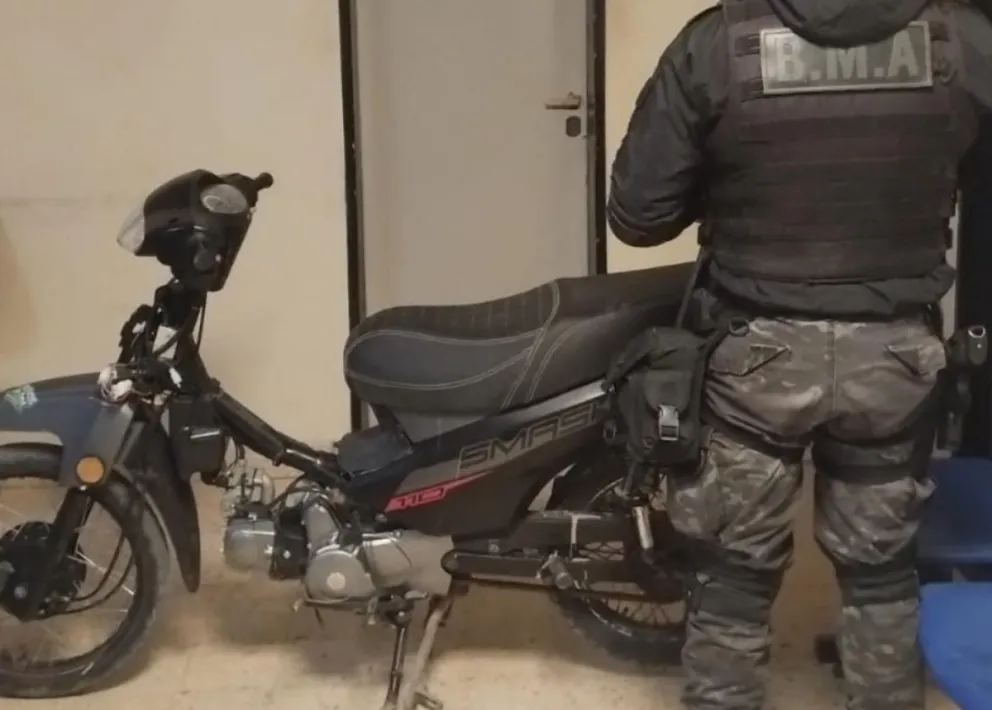 El motociclista intentó escapar de un control de la BMA pero no contó con un detalle: las motos policiales eran más rápidas. Foto: Policía de Río Negro.