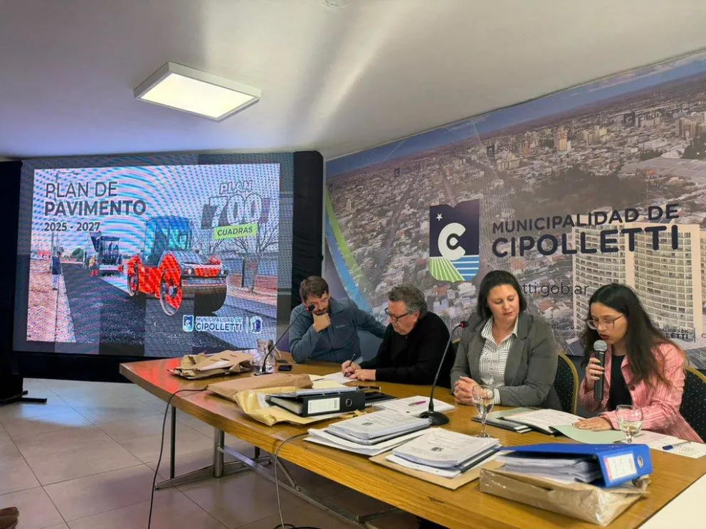 El Intendente Buteler concretará una importante inversión para asfaltar 309 cuadras en Cipolletti. Foto: Prensa Municipal.