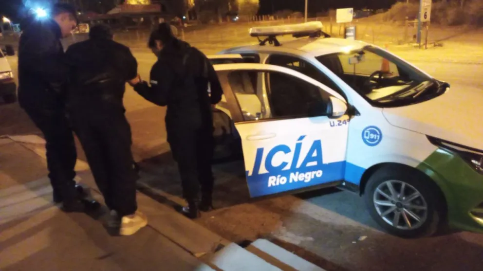 Cabrera fue hallado caminando a más de 50 kilómetros de Cipolletti. Luego de una revisión médica, una comisión policial lo llevó a su domicilio. Foto: Policía Río Negro.