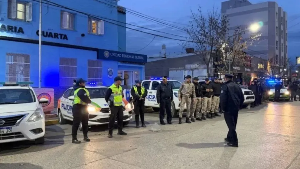 El masivo despliegue policial contó con el apoyo de motocicletas de la BMA y camionetas del COER que llegaron desde General Roca / imagen gentileza