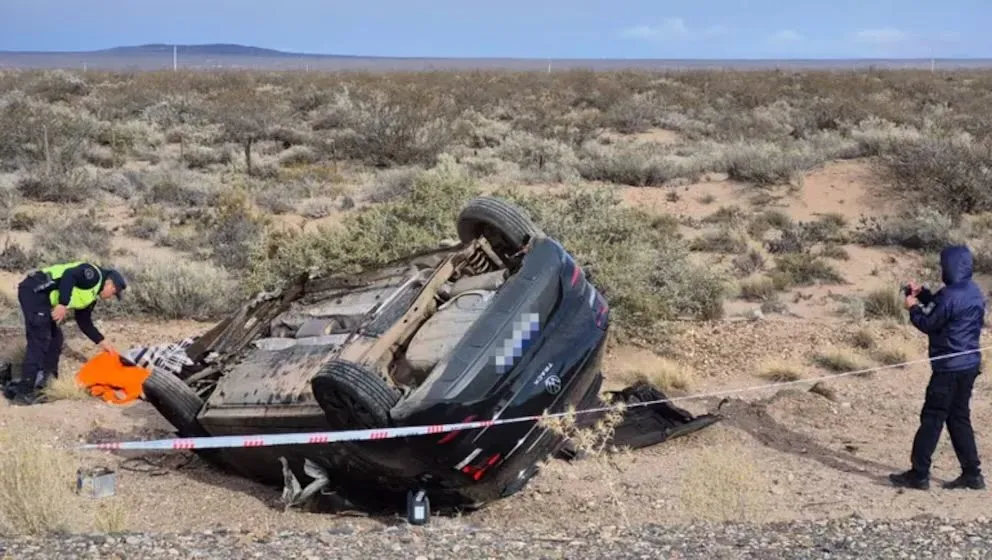 El automóvil Volkswagen Polo Track chocó de frente contra el transporte de carga y quedó destruido a un costado de la calzada/ imagen gentileza