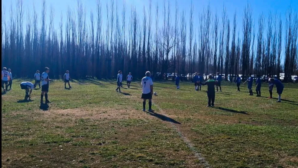 En la Liga de Veteranos se realizó un minuto de silencio, en memoria del futbolista fallecido. Foto: gentileza.