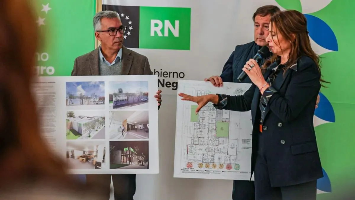 La secretaria de Energ&iacute;a y Ambiente, Andrea Confini, durante la presentaci&oacute;n de la obra, junto al gobernador Alberto Weretilneck. Foto: Gobierno de R&iacute;o Negro.