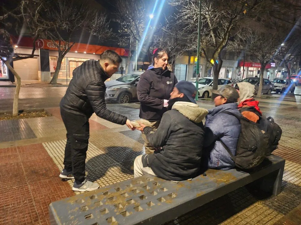 Reforzaron los recorridos nocturnas para entregar viandas calientes y abrigos a quienes se encuentran en situación de vulnerabilidad / imagen gentileza