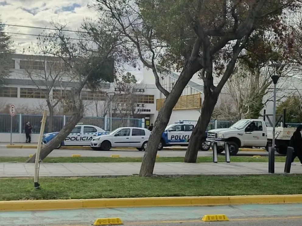 Avanza la investigación por el disparo dentro del CPEM 6 de Cutral Co. Foto gentileza