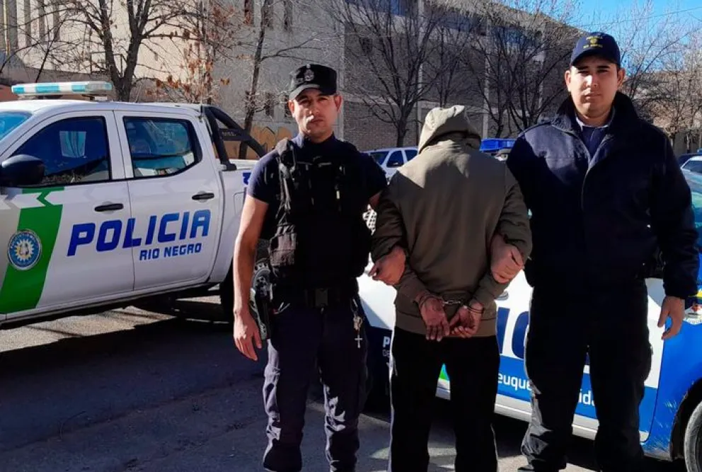 El joven tenía un pedido de captura emitido por la oficina judicial de Cipolletti. Foto: Policía de Neuquén.