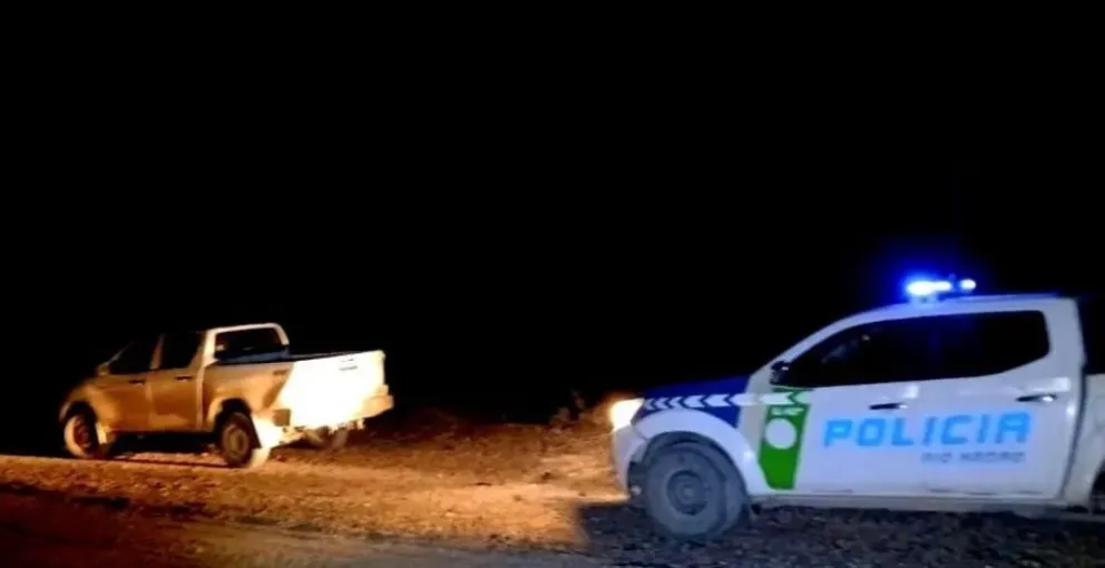 La Toyota Hilux fue recuperada en Las Perlas, al costado de la ruta 74, un camino muy utilizado por los fieles que van hasta el santuario de Ceferino. Foto: Policía de Río Negro.