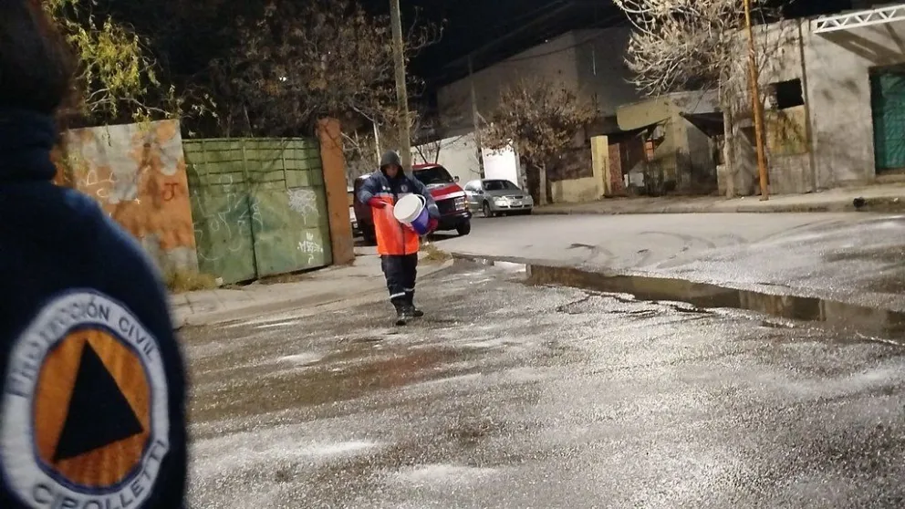 El personal de Protección Civil ya utilizó más de 1.500 kilos de sal para evitar el congelamiento de algunas calles de la ciudad. Foto: Prensa Municipal.