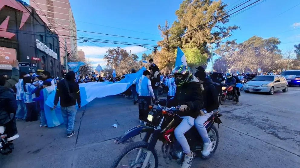 La idea de los operativos es brindar seguridad a quienes festejan y los vecinos del sector céntrico de Cipolletti. Foto Cipo360