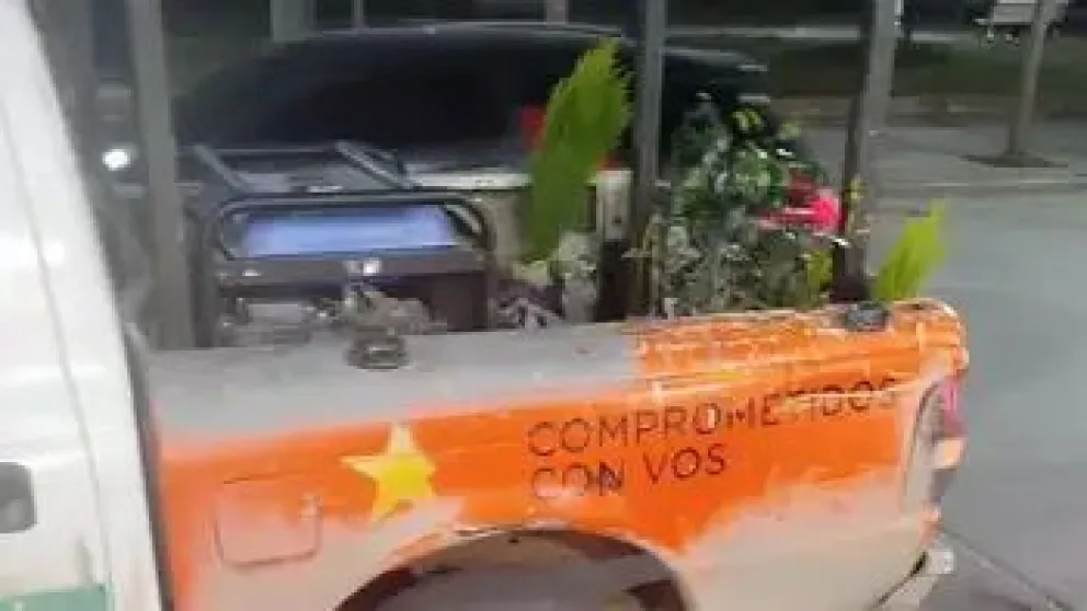 El municipio procedió a retirar la mercadería de la vereda de la calle Roca/ imagen gentileza
