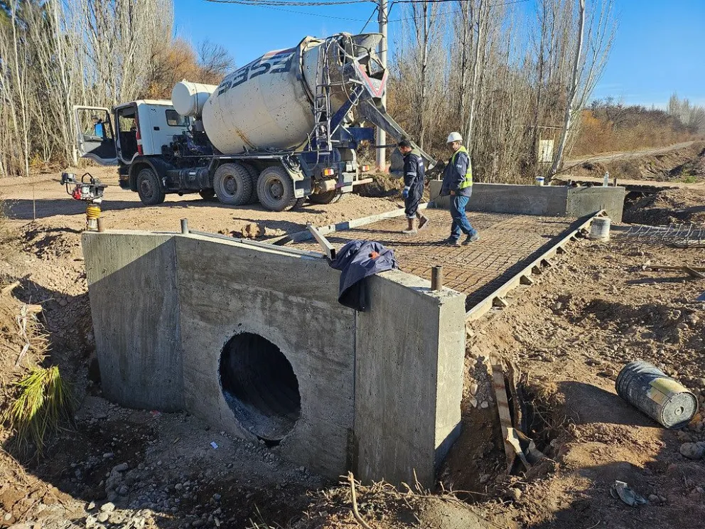 El nuevo puente tiene más de 9 metros de ancho y será de doble mano, mejorando sustancialmente la circulación y facilitando el acceso al barrio.  Foto prensa municipalidad de Cipolletti