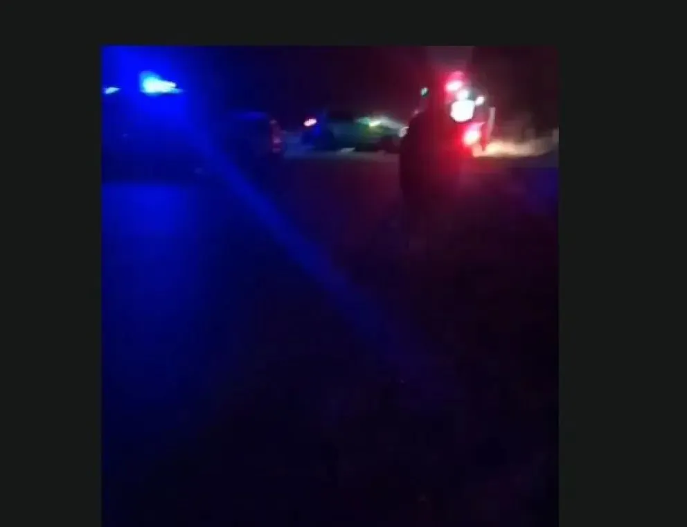 Personal policial y de emergencias trabajaba esta noche en la intersección de calle Namuncurá y Ruta 22, en Guerrico, donde un joven motociclista perdió la vida tras un violento choque. Foto cortesía