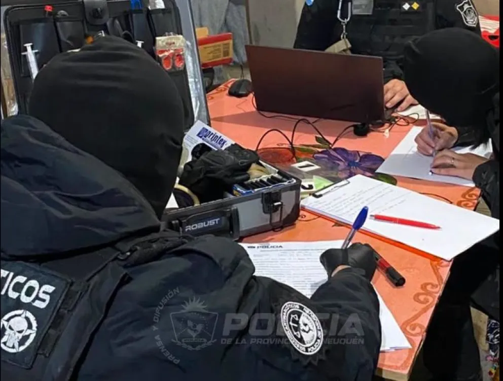 El kiosco narco funcionaba en el barrio Rincón del Valle, en Neuquén, y tenía muchas visitas durante la tarde. Foto: Policía de Neuquén.