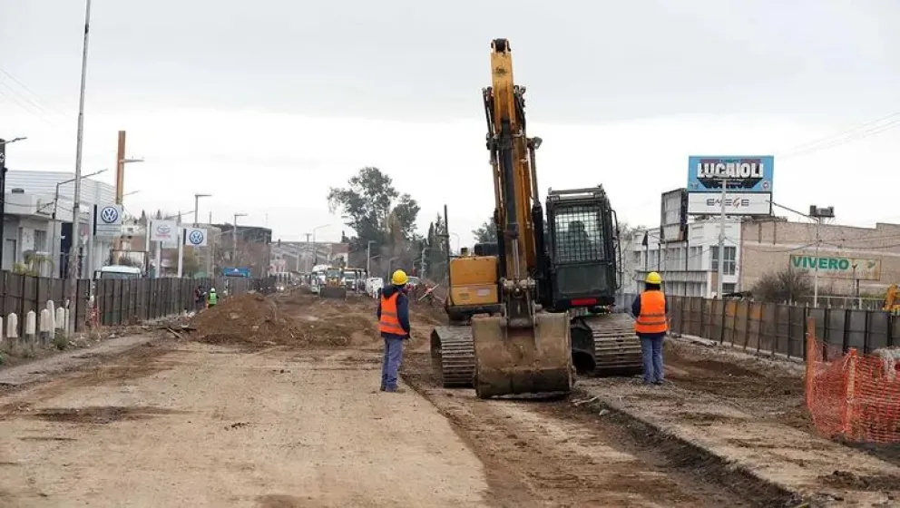 La municipalidad neuquina quiere apurar el ritmo de obra para agilizar el tránsito. Foto: archivo.