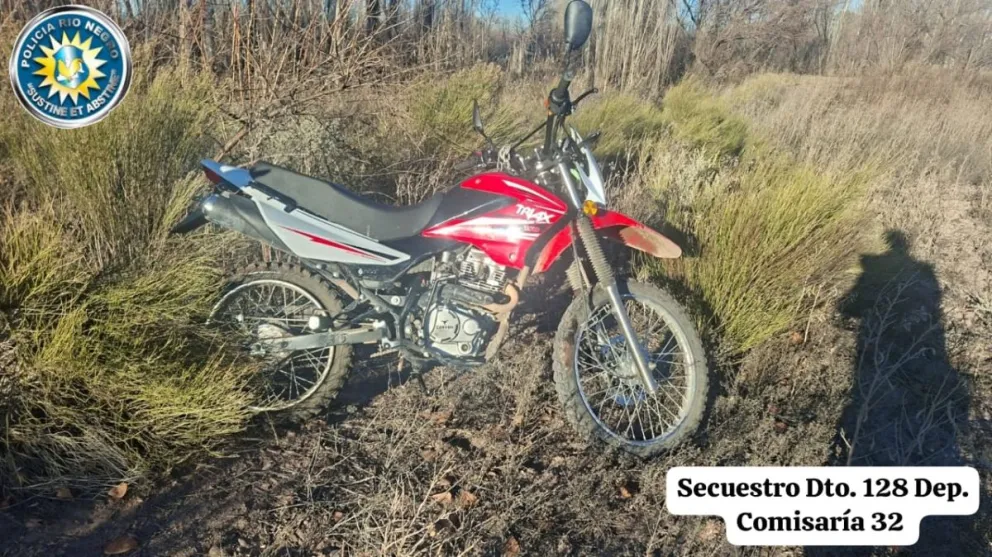 La moto había quedado semioculta entre unos pastizales en una chacra abandonada, cerca del barrio Michi Michi. Foto: gentileza Policía de Río Negro