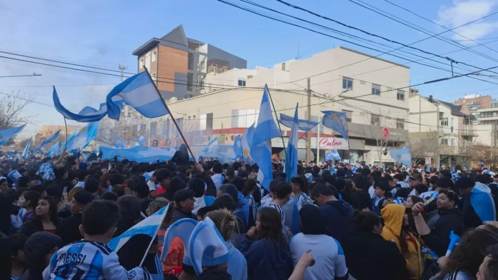 Una multitud de hinchas se concentró en el centro de Cipolletti para celebrar el triunfo de la Selección/ foto cipo360