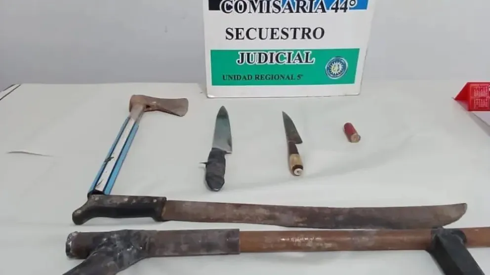 Las armas secuestradas en el basural de Campo Grande. Dos grupos se enfrentaban para dirimir la supremacía en una franja del territorio. Foto: Policía de Río Negro.